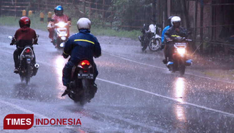 Pengendara motor melintas di jalan raya di tengah guyuran hujan (FOTO: Dokumen/TIMES Indonesia)