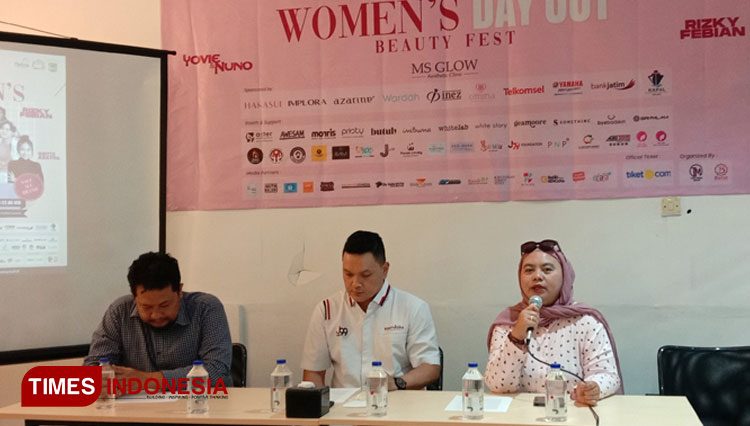 Penyelenggara saat mengumumkan kehadiran Yovie & Nuno dan Rizky Febian di acara Beauty Fest Women's Day Out. (Foto: Naufal Ardiansyah/TIMES Indonesia)