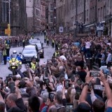 Peti Mati Ratu Elizabeth II Tiba di Istana Holyroodhouse Edinburgh, Ribuan Pelayat Hening