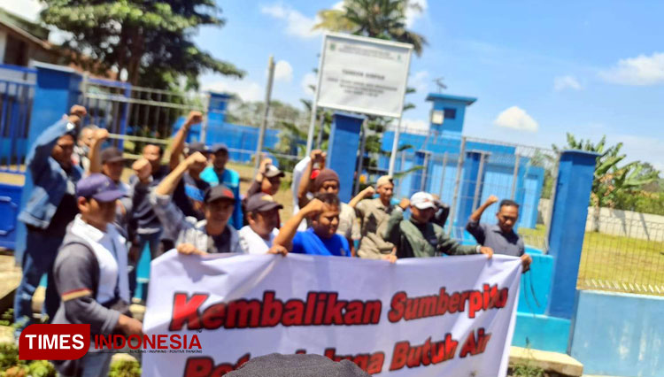 Warga-dan-petani-yang-tergabung-dalam-Forum-Penyelemat-Sumberpitu-a.jpg