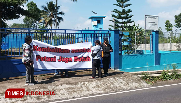 Warga-dan-petani-yang-tergabung-dalam-Forum-Penyelemat-Sumberpitu-b.jpg