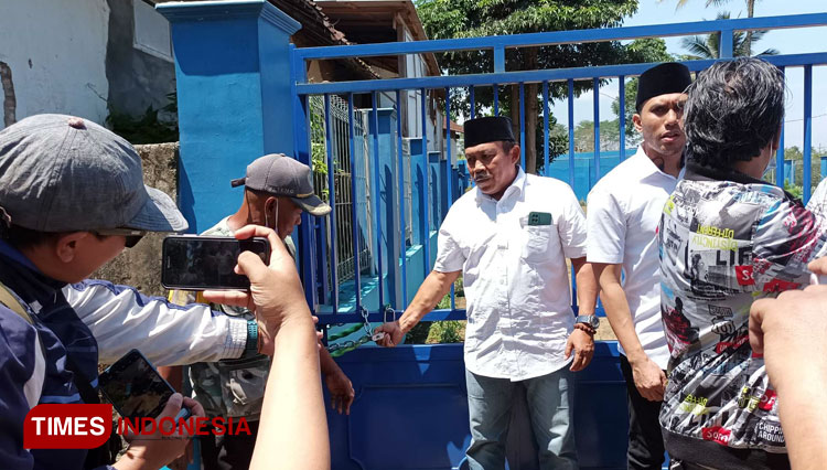 Warga dan petani yang tergabung dalam Forum Penyelemat Sumber Pitu ketika menyegel tandon air. (Foto: Binar Gumilang/TIMES Indonesia).