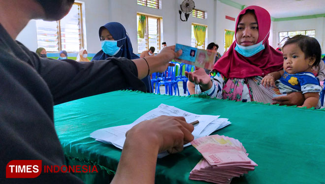 Suasana penyaluran BLT BBM di Desa Johowinong, Mojoagung, Jombang, Selasa (13/9/2022). (FOTO : Rohmadi/TIMES Indonesia)