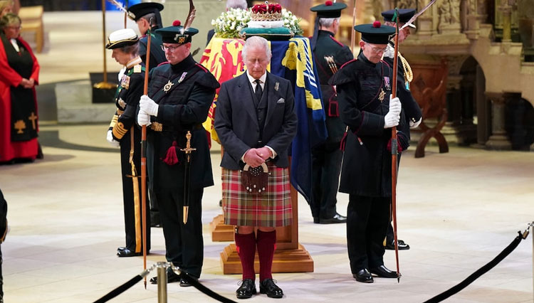 Raja Charles III Pimpin Saudara-saudaranya Berjaga di Peti Mati Ratu Elizabeth II