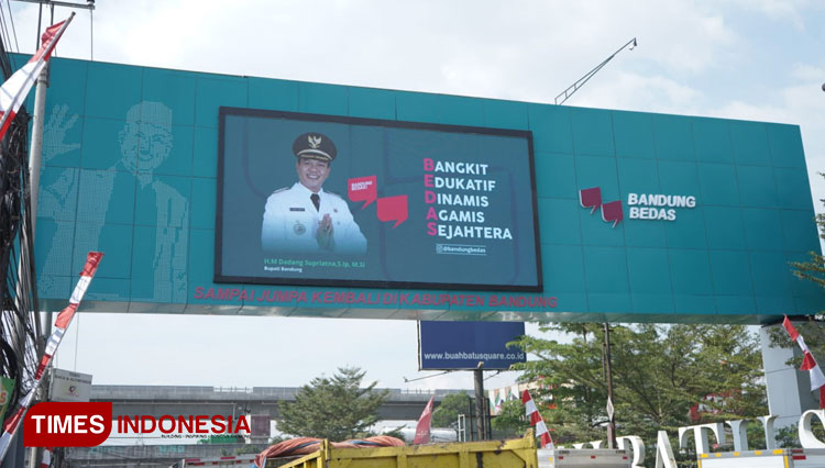 Bupati Bandung H.M.Dadang Supriatna meresmikan dua Gapura Videotron Bandung Bedas di dua akses jalan, Rabu (14/9/2022). (Foto: Iwa/TIMES Indonesia)