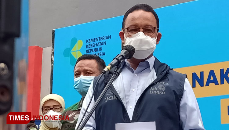 Gubernur DKI Jakarta Anies Baswedan saat memberikan sambutan di salah satu agenda vaksinasi di Ibu Kota. (FOTO: Moh Ramli/ TIMES Indonesia)