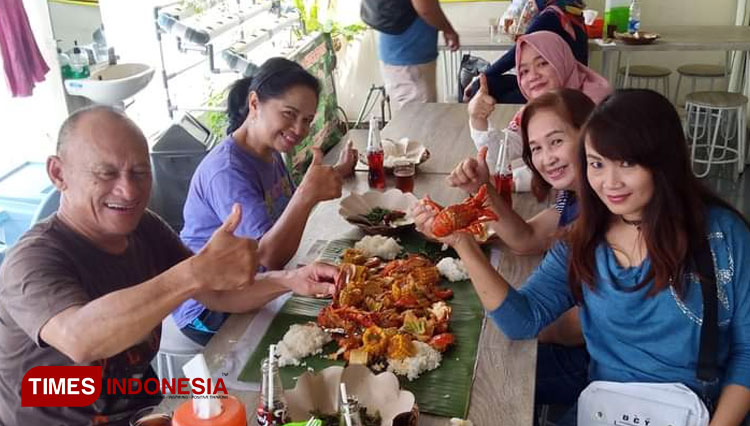 The customers enjoying their seafood at Sagala Aya Dapur Cemal-Cemil, Banjar, West Java. (Photo: Susi/TIMES Indonesia)