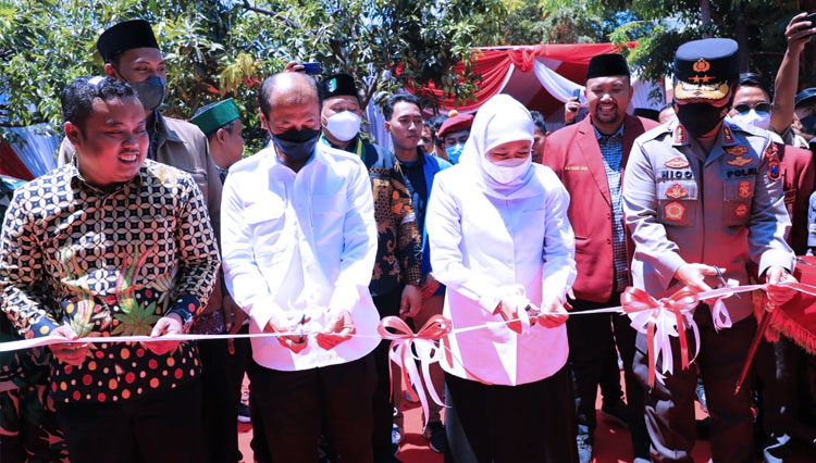 Gubernur Khofifah bersama Kapolda Jawa Timur Irjen Pol. Nico Afinta dan Kabinda Jawa Timur Brigjen TNI Fahmi Suderman meresmikan Rumah Kebangsaan Jatim di Jalan Jemursari VI Nomor 01, Surabaya, Selasa (13/9/2022). (FOTO: Dok.Humas Pemprov Jatim)