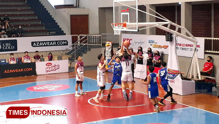 Pertandingan antara SMA Santo Albertus Malang VS SMAN 1 Pasuruan di Honda DBL with KFC 2022 (13/09/2022). (FOTO: Rania Fadhila/TIMES Indonesia)
