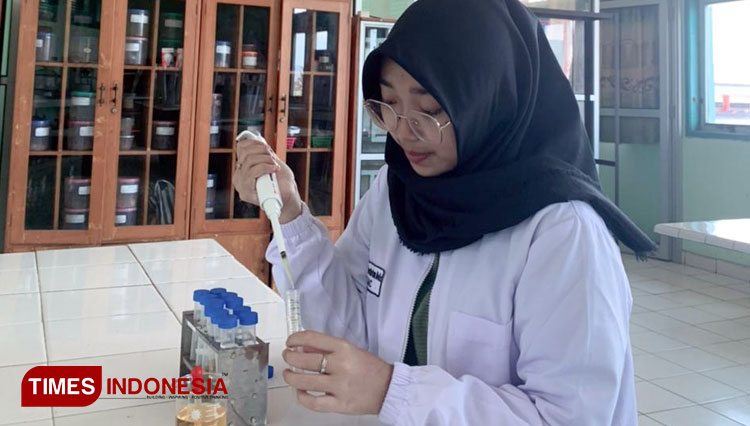 Adilia Putri Az-Zahra sedang meneliti ikan sidat. (FOTO: Imam Agus Faizal for TIMES Indonesia) 