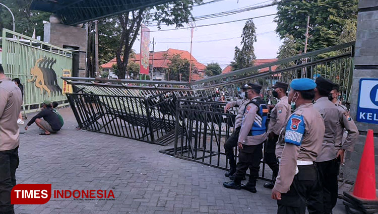 Kalau Gak Seri, Kalah, Kapan Menangnya Teriakan Bonek Persebaya Ngamuk di Sidoarjo