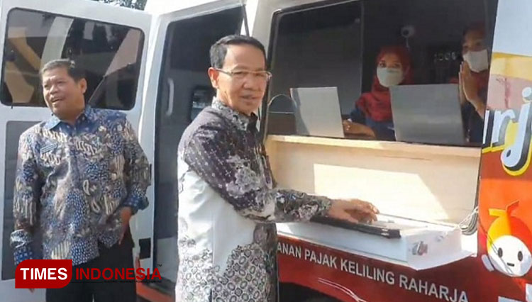 Bupati Majalengka, H Karna Sobahi menunjukan mobil layanan pajak keliling Bapenda Majalengka yang dilengkapi dengan sistem digitalisasi. (FOTO: Hendri Firmansyah/TIMES Indonesia)