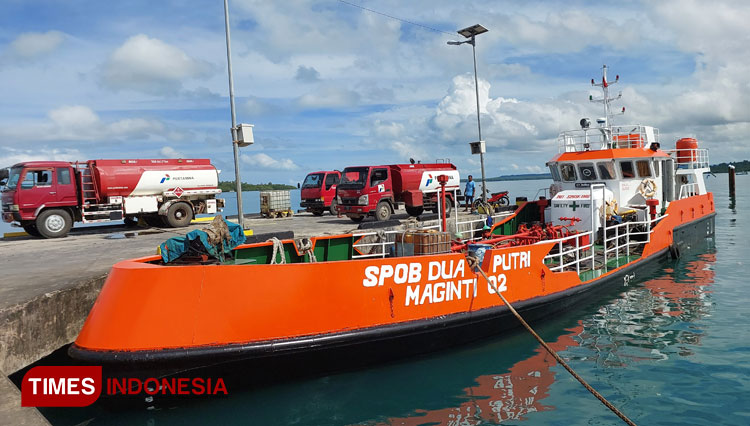 Kapal pengangkut BBM, Dua Putri Maginti yang sandar di Dermaga HMS Lastori Daruba Pulau Morotai, Kamis (15/9/2022). (Foto: Abdul H Husain/TIMES Indonesia).
