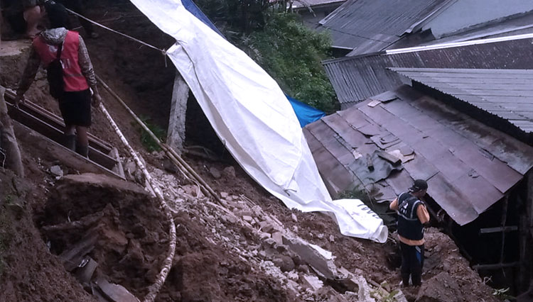 Talud ambrol timpa rumah dibawahnya di Desa Lawen Pandanarum Banjarnegara. (FOTO: Tim Sibat Lawen For TIMES Indonesia)