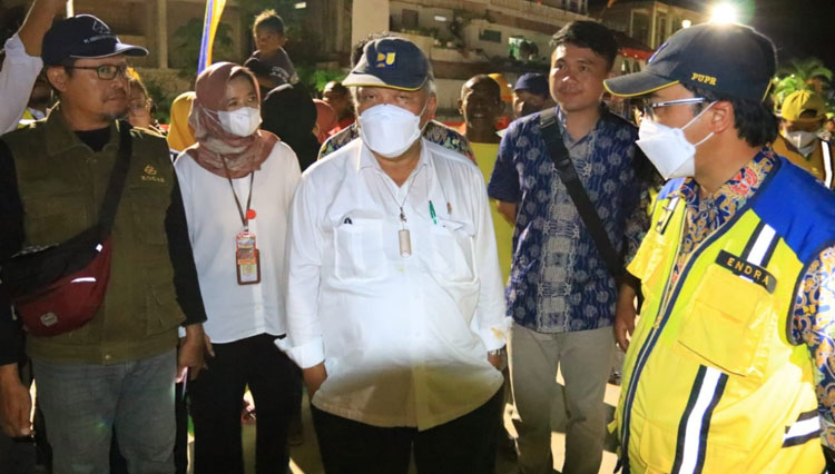 Menteri PUPR RI Basuki Hadimuljono meninjau penataan kawasan Pesisir Selatan, Pantai Kiom Kota Tual, Maluku, Rabu malam (14/9/2022). (FOTO: Biro Komunikasi Publik Kementerian PUPR RI)