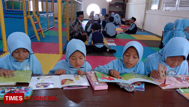 Sehari Bersama Buku, Cara SD Alifya Bondowoso Meningkatkan Minat Baca Sejak Dini