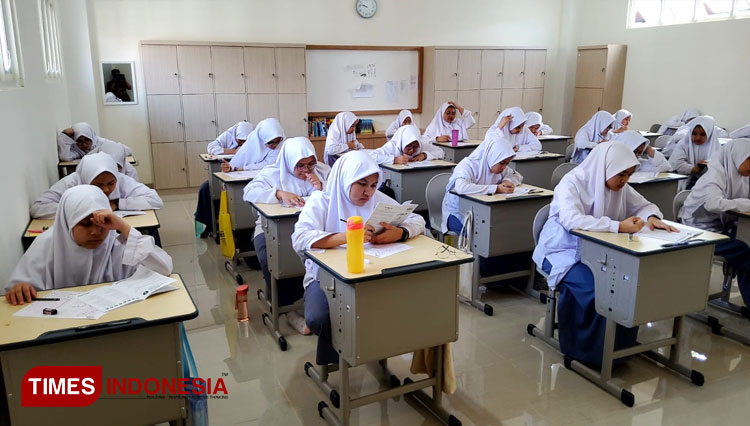 Siswa SMA Al Izzah Putri saat sedang mengerjakan tes TOEFL. (FOTO: Dok. Pusat Bahasa UIN Maliki Malang)