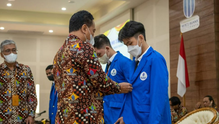 Rektor UMBY, Dr Agus Slamet, STP MP ketika penyematan jas almamater kepada perwakilan mahasiswa baru. (FOTO: AJP TIMES Indonesia)