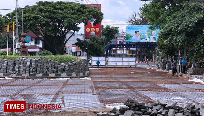 Suasana pengerjaan batuan andesit di kawasan zona tiga Kayutangan Heritage Malang, Jumat (16/9/2022). (Foto: Rizky Kurniawan Pratama/TIMES Indonesia)