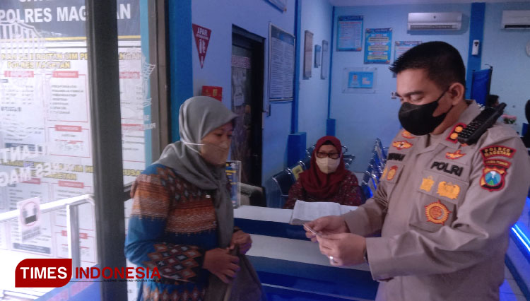 Kapolres Magetan, AKBP Muhammad Ridwan bersama jajaran saat sidak di satuan penyelenggara administrasi surat izin mengemudi Polres Magetan. (Foto: M Kilat Adinugroho/TIMES Indonesia)