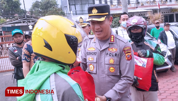 Kapolresta Bandung Kombes Pol Kusworo Wibowo membagikan ratusan paket sembako kepada driver online, di halaman Mapolresta Bandung, Jumat (16/9/2022). (Foto: Iwa/TIMES Indonesia)