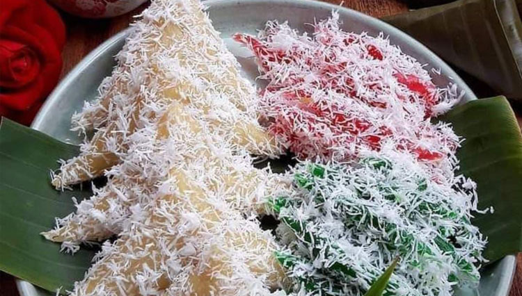 Cenil with green and red color set on the same plate with lupis, another dessert made of cassava. (Photo: Instagram/anna_christanto)