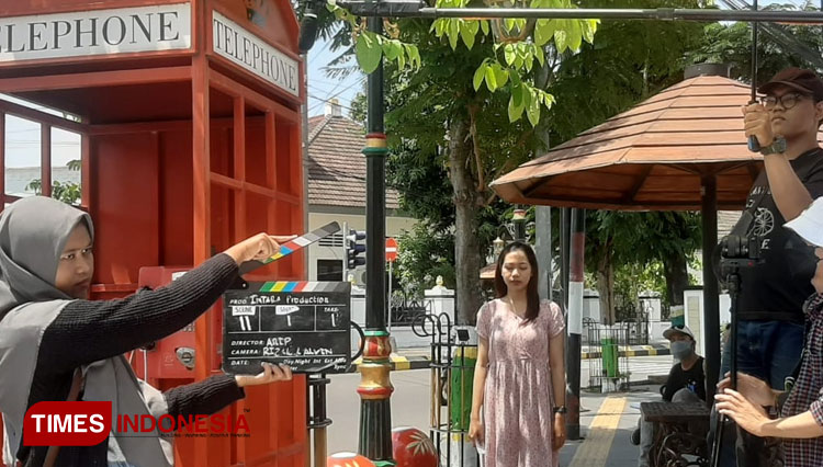 Kru Intara Production, salah satu peserta Madiun Festival Film tengah syuting di kawasan Pahlawan Street Center (PSC) Kota Madiun, Sabtu (17/9/2022). (Foto: Bambang HI/TIMES Indonesia)