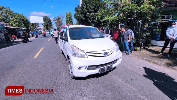 Seorang pria ditemukan meninggal di dalam mobil yang ditumpanginya saat melintas di Jalan Sudanco Supriadi Kelurahan Gedog Kecamatan Sananwetan Kota Blitar, Sabtu (17/9/2022). (FOTO: Sholeh/TIMES Indonesia)
