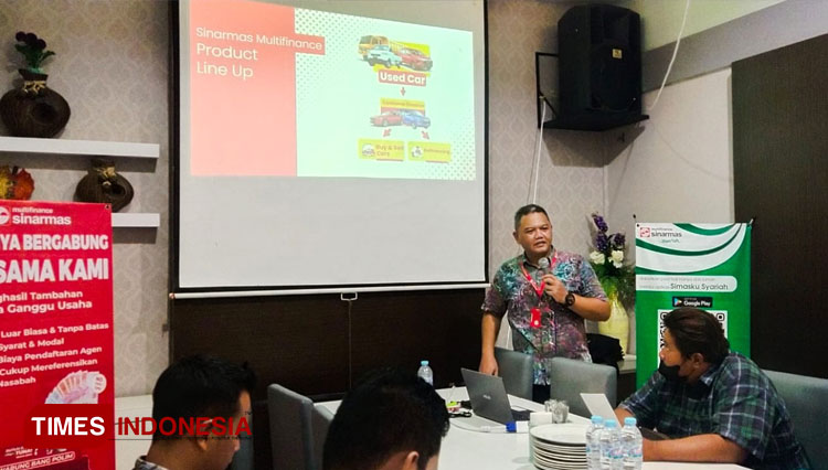Branch Manager PT. Sinarmas Multifinance Sidoarjo, Riva Budi Utama saat Gathering dengan para Agency (Rudi Mulya/TIMESIndonesia)