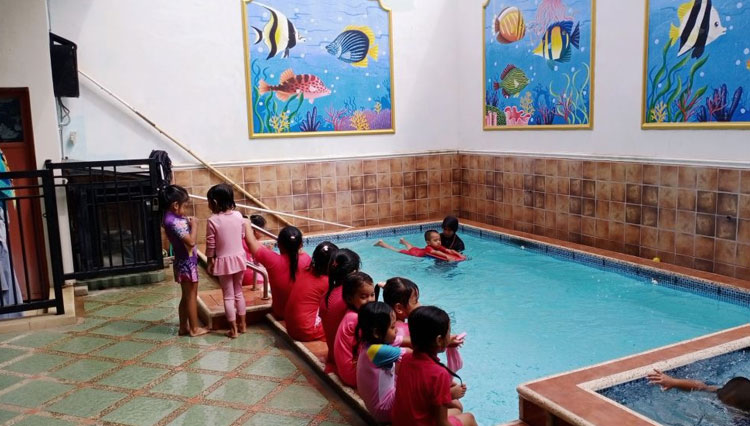 Kegiatan berenang KB-TK Permata Iman 2. (FOTO: AJP TIMES Indonesia)