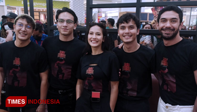 Dimas Anggara, Jefri Nichol, Pevita Pearce, Jourdy Pranata dan Reza Rahadian, saat meet and greet di Royal Plaza Surabaya, Sabtu (17/9/2022). (FOTO: Lely Yuana/TIMES Indonesia) 