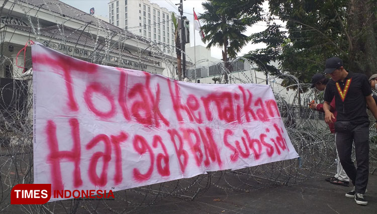 Spanduk tolak kenaikan harga BBM bersubsidi terpasang di kawat berduri. (FOTO: Megha Nugraha/TIMES Indonesia)