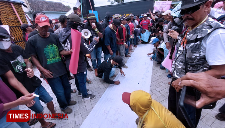 Aksi-warga-sebagai-bentuk-kekecewaan-2264aeabf48696ff7.jpg