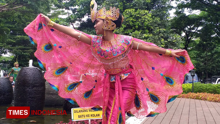 Penari seni Tradisional Jawa Barat, Davina Kyla Hazzari sedang menari. (Foto: Megha Nugraha/Times Indonesia)