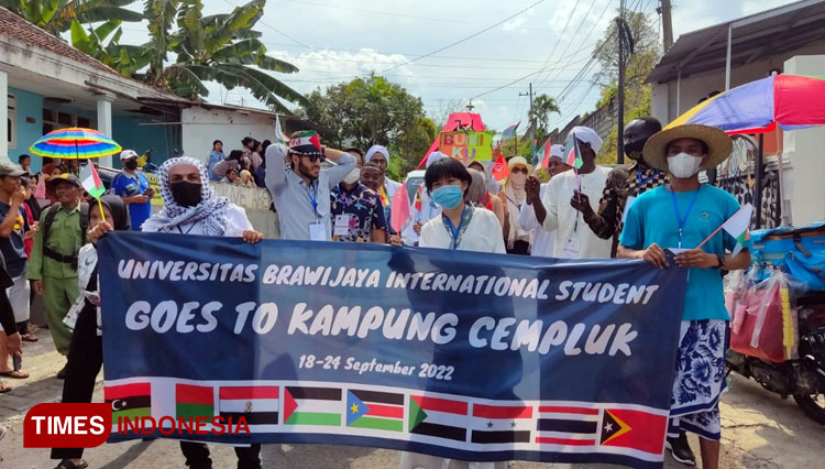 Keseruan mahasiswa asing dari Universitas Brawijaya mengikuti Festival Kampung Cempluk 2022. (Foto: Kampung Cemplung for TIMES Indonesia)