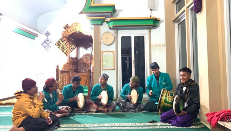 Kegiatan Hadrah Al Banjari KSM Unisma Malang bersama Remaja Masjid Baitul Muttaqin. (FOTO: AJP TIMES Indonesia)