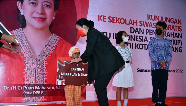 Ketua DPR RI Puan Maharani saat menyerahkan bantuan Program Indonesia Pintar (PIP) di Semarang, Jawa Tengah - (FOTO: dok DPR RI)