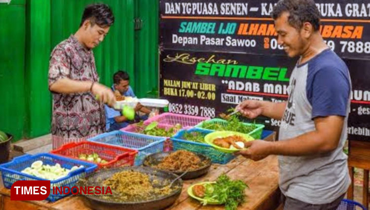 Penikmat kuliner rumah makan sambal ijo Rajabasa di jalan raya Ponorogo-Trenggalek bisa ambil sendiri sesuai selera. (Foto: Ilham/TIMES Indonesia)