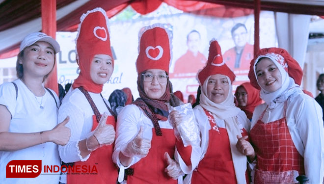 Ina (memegang kemasan biji hanjeli) warga Pangandaran yang konsisten mengembangkan hanjeli jadi makanan pokok (FOTO: Syamsul Ma'arif/TIMES Indonesia)