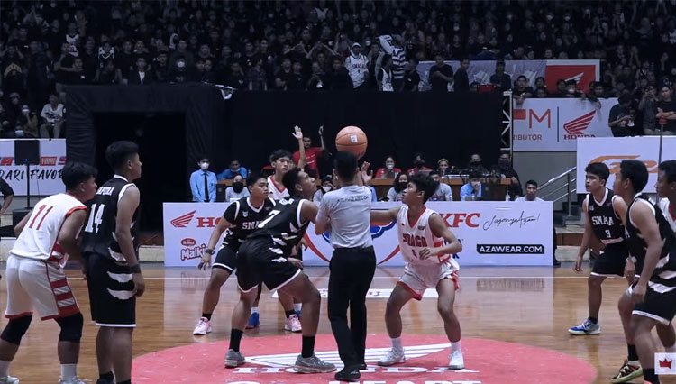 Tip-off Final Honda DBL with KFC 2022 South Region. SMAN 1 Blitar (Jersey Hitam) versus SMAN 3 Blitar (Jersery Putih) di GOR Bimasakti Malang (19/9/2022). (FOTO: KUY Entertainment)