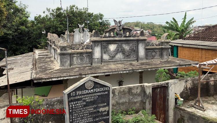 Atap peninggalan kolonial Belanda dengan ornamen patung Malaikat yang mengelilingi makam. (Foto: Rizky Kurniawan Pratama/TIMES Indonesia)
