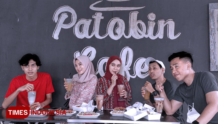Pengunjung saat menikmati makanan dan minuman di Cafe Patobin diJalan Gatot Goco, Kelurahan Kolpajung, Kabupaten Pamekasan. (FOTO: Akhmad Syafi'i/TIMESIndonesia)