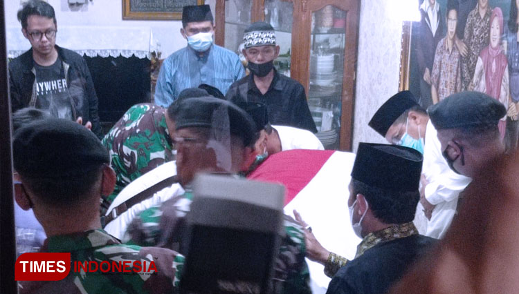 Masyarakat-saat-berdoa-bersamab703f0a196eabdba.jpg