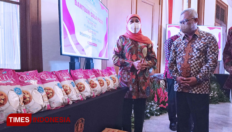 Gubernur Khofifah mewakili Pemprov Jatim secara simbolis menerima CSR 15 ton gula dari PT Kebon Agung di Grahadi, Selasa (20/9/2022) malam. (Foto: Lely Yuana/TIMES Indonesia) 
