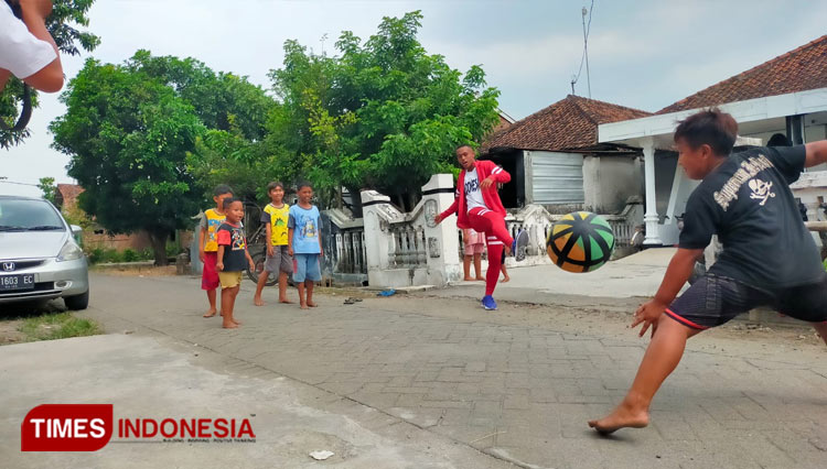 Rahmat Beri Santoso Pemain Timnas Indonesia Usia 19 saat bermain bersama anak-anak dikampung halamannya di di Dusun Cangkringmalang, Desa Carangrejo, Kecamatan Kesamben, Kabupaten Jombang, Selasa (20/9/2022). (FOTO : Rohmadi/TIMES Indonesia)