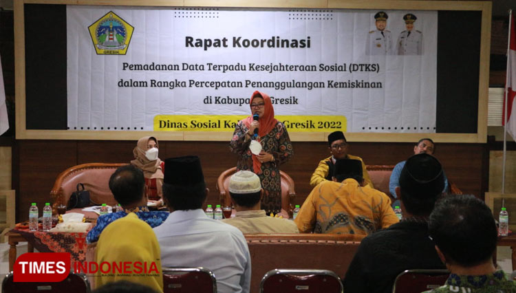 Wabup Gresik Aminatun Habibah saat memimpin rapat koordinasi Pemkab Gresik di Kecamatan Tambak Pulau Bawean (Foto: Akmal/TIMES Indonesia).