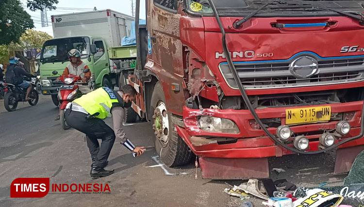 Anggota Satlantas Polres Probolinggo sedang melakukan olah TPK kecelakaan tiga kendaraan di jalur pantura Probolinggo.(Foto: Dicko W/TIMES Indonesia)