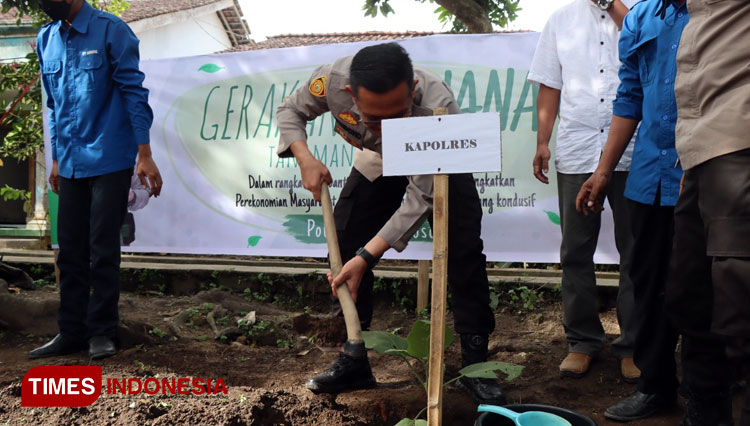 Polres Bondowoso Ajak Warga Tanam Sayur Di Pekarangan Rumah, Ternyata ...