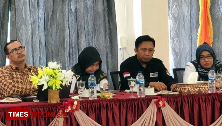 Ketua Bawaslu Abdya Ilman Saputra (kemeja hitam) saat membuka sosialisasi penanganan pelanggaran Pemilu 2024 (Foto: T. Khairul Rahmat Hidayat/TIMES Indonesia)