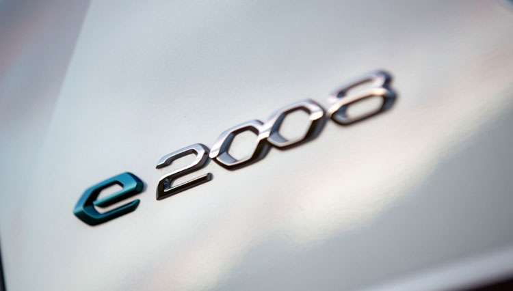 Logo SUV New Peugeot e-2008.(Foto: Dok.Peugeot) 